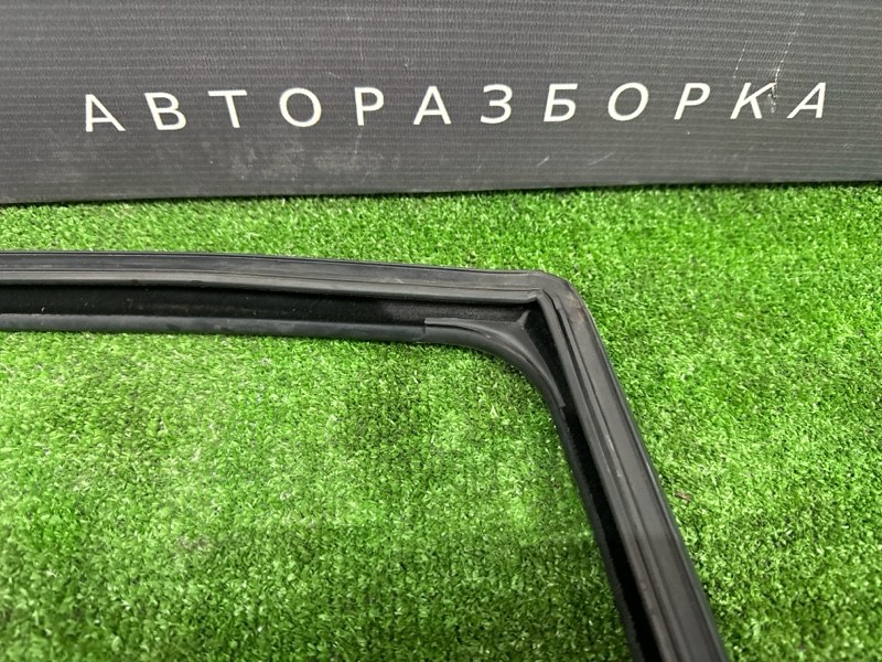 Уплотнитель стекла направляющий Audi Q7 2007 4L