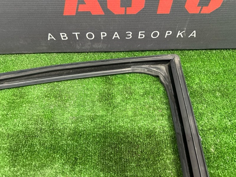 Уплотнитель стекла направляющий Audi Q7 2007 4L