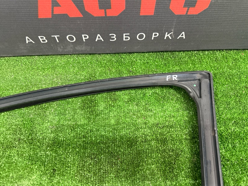 Уплотнитель стекла направляющий Audi Q7 2007 4L