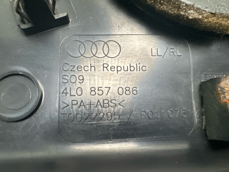 Накладка торпедо боковая Audi Q7 2007 4L