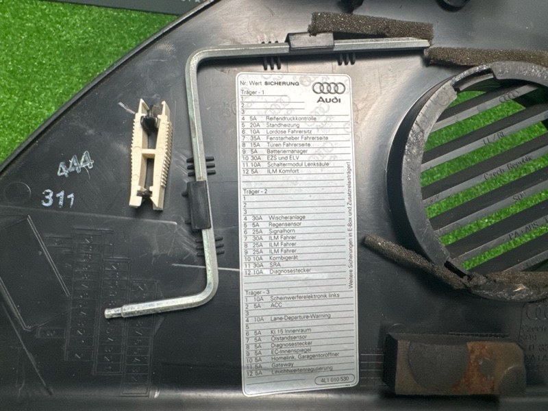 Накладка торпедо боковая Audi Q7 2007 4L