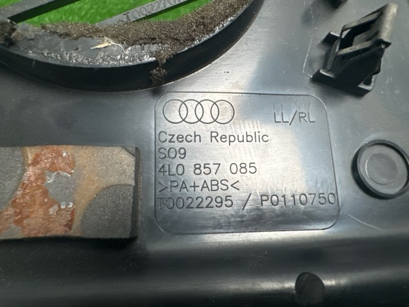 Накладка торпедо боковая Audi Q7 2007 4L