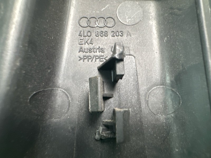 Накладка стойки нижняя Audi Q7 2007 4L