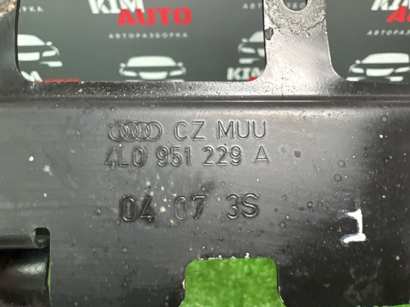 Кронштейн сигнала Audi Q7 2007 4L