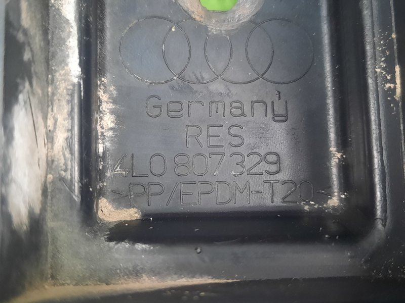 Кронштейн заднего бампера Audi Q7 2007 4L