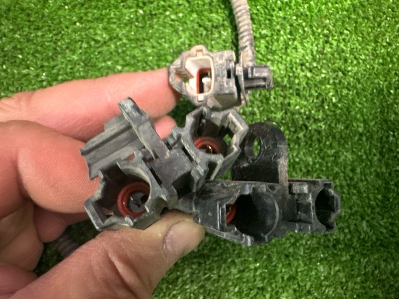 Проводка форсунок омывателя Kia Cerato 4 2019 BD