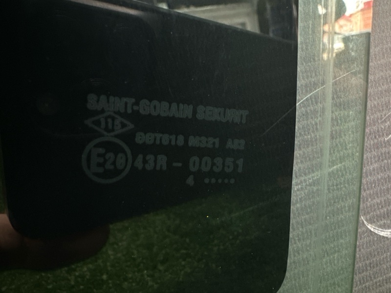 Стекло двери Renault Logan 2014