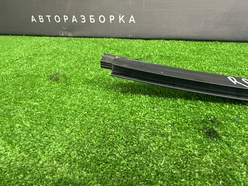Направляющая стекла двери Renault Logan 2014