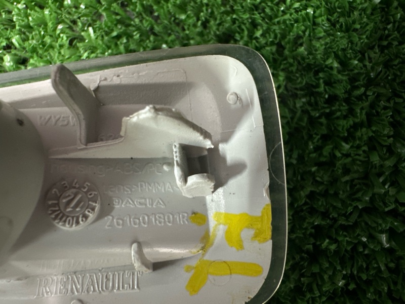 Повторитель поворота в крыло Renault Logan 2014