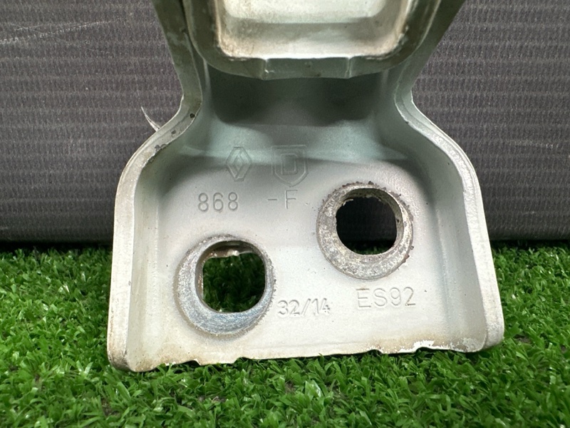 Петли двери Renault Logan 2014
