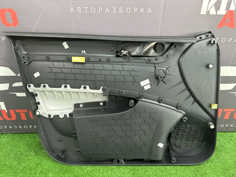 Обшивка двери Skoda Rapid 2016