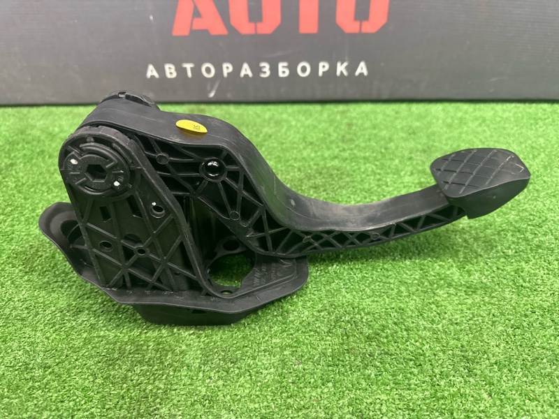Педаль сцепления Skoda Rapid 2016