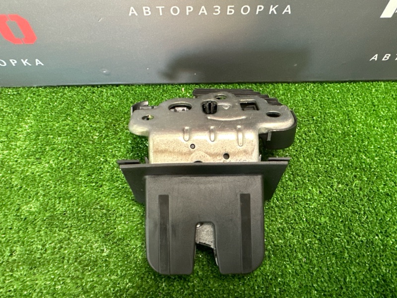 Замок крышки багажника Skoda Rapid 2016