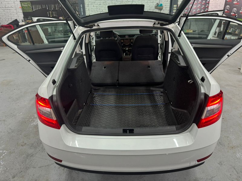 Уплотнитель жабо Skoda Octavia 2018 A7
