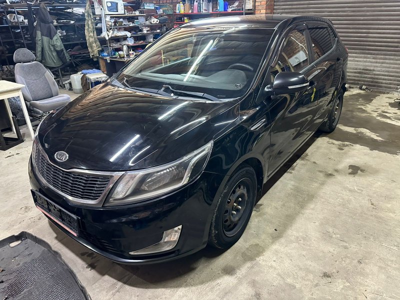 Накладка центральной стойки нижняя Kia Rio 3 HB 2013