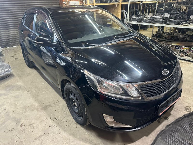 Консоль между сидений Kia Rio 3 HB 2013