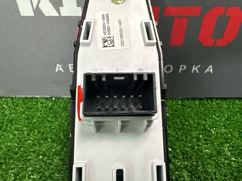 Кнопка стеклоподъемника Kia Rio X 2021