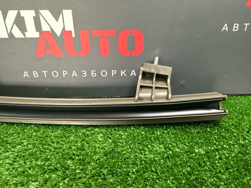 Направляющая стекла двери Kia Rio X 2021
