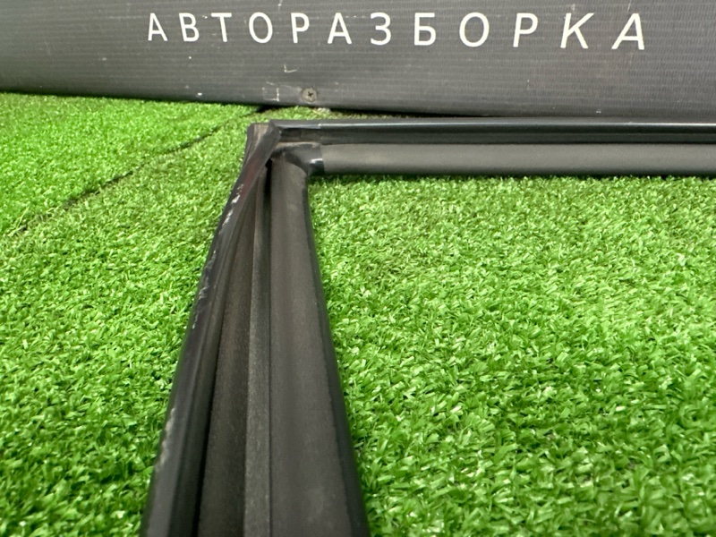Уплотнитель стекла направляющий Hyundai Solaris 1 2016 RB