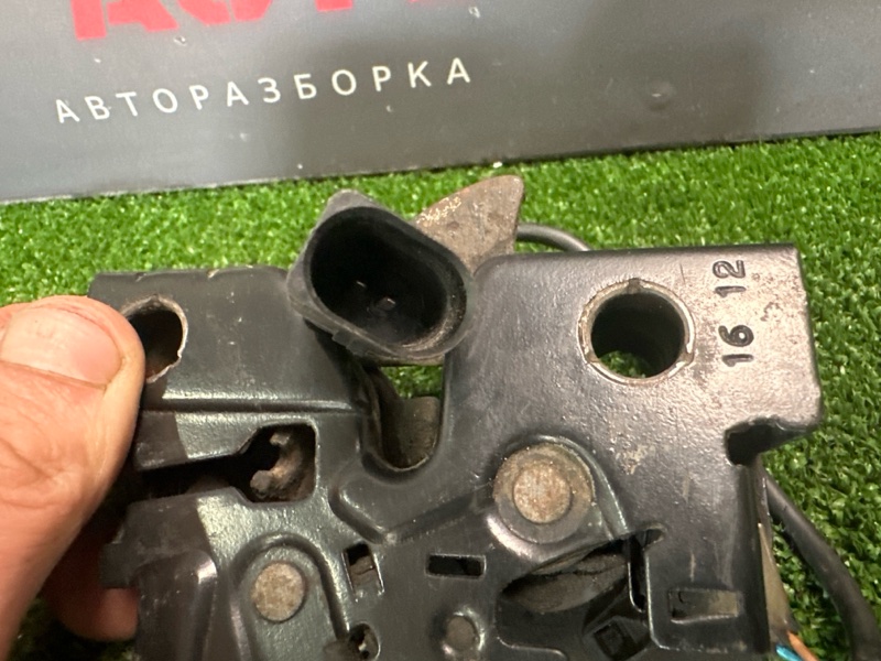 Замок капота Volkswagen Polo 2013