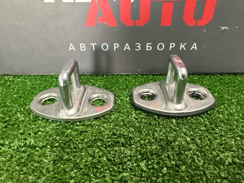 Фиксатор замка двери Skoda Rapid 2016