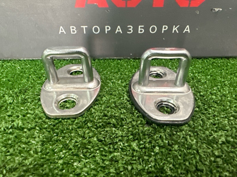 Фиксатор замка двери Skoda Rapid 2016