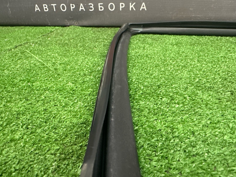 Уплотнитель стекла направляющий Kia Rio 3 2014 QB