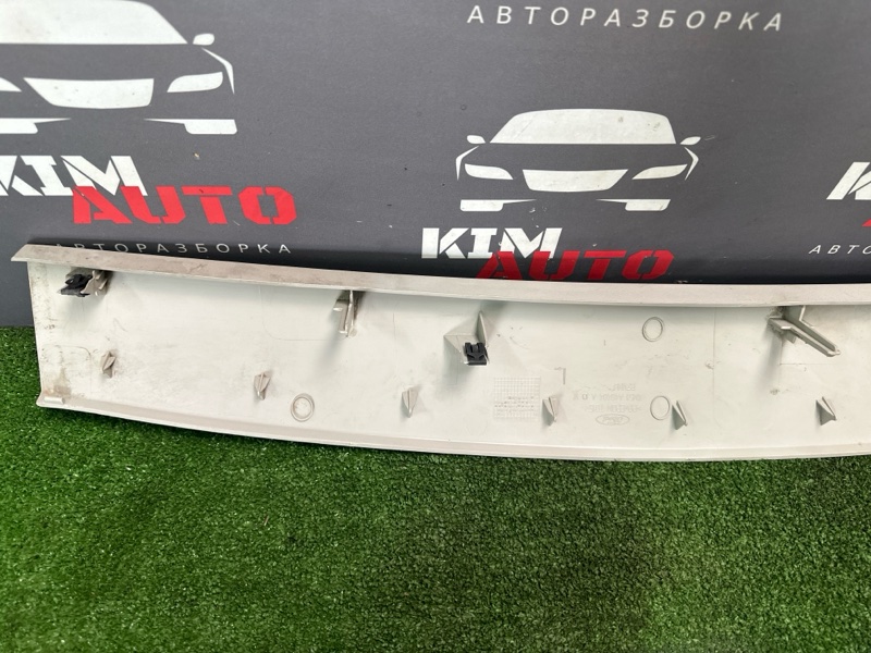 Накладка крышки багажника верхняя Ford Focus 2 2007 HB