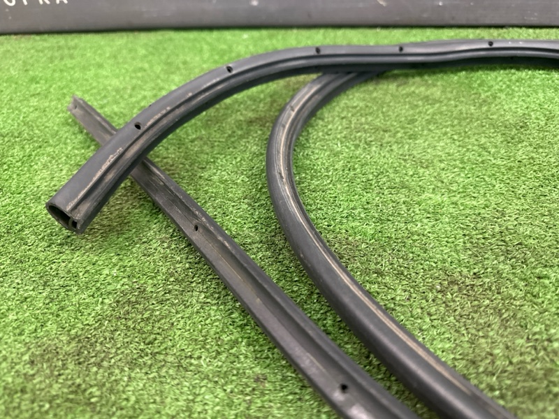 Уплотнитель двери Ford Focus 2 2007 HB