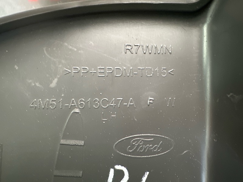 Направляющая шторки багажника Ford Focus 2 2007 HB