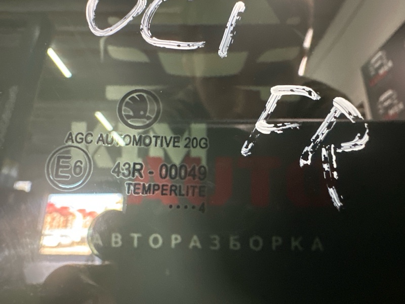 Стекло двери Skoda Octavia 2014 A7
