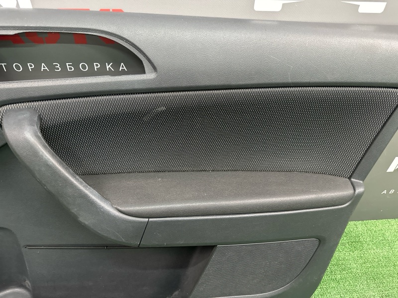 Обшивка двери передней правой Skoda Yeti 2011