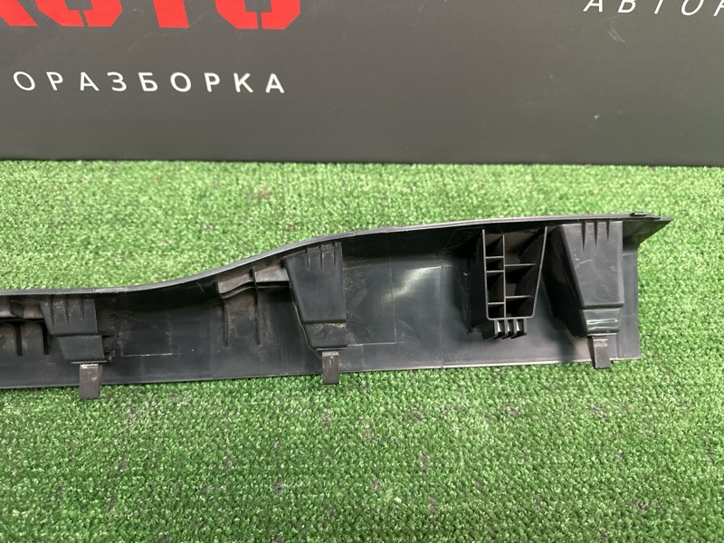 Накладка порога внутренняя Skoda Yeti 2011