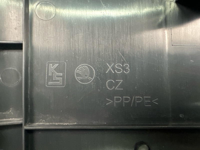 Накладка центральной стойки нижняя Skoda Yeti 2011