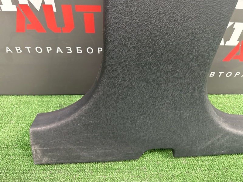 Накладка центральной стойки нижняя Skoda Yeti 2011