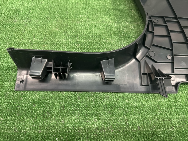 Накладка центральной стойки нижняя Skoda Yeti 2011