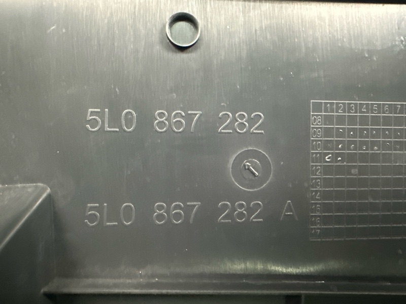 Накладка центральной стойки нижняя Skoda Yeti 2011