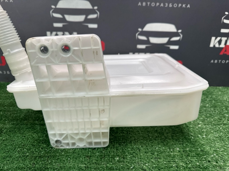 Бачок стеклоомывателя Skoda Yeti 2011