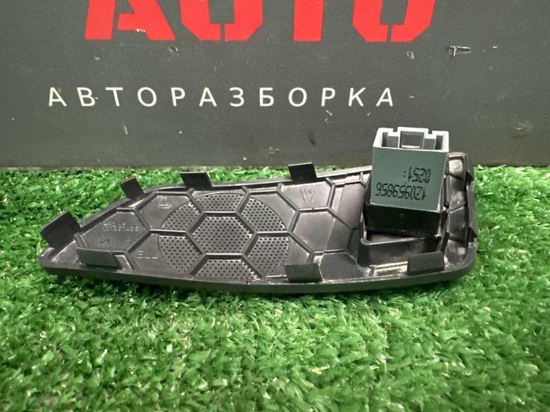 Кнопка стеклоподъемника Skoda Yeti 2011