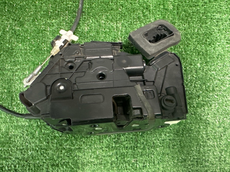 Замок двери Skoda Yeti 2011