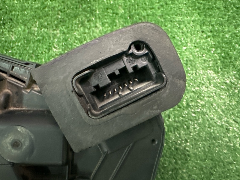 Замок двери Skoda Yeti 2011