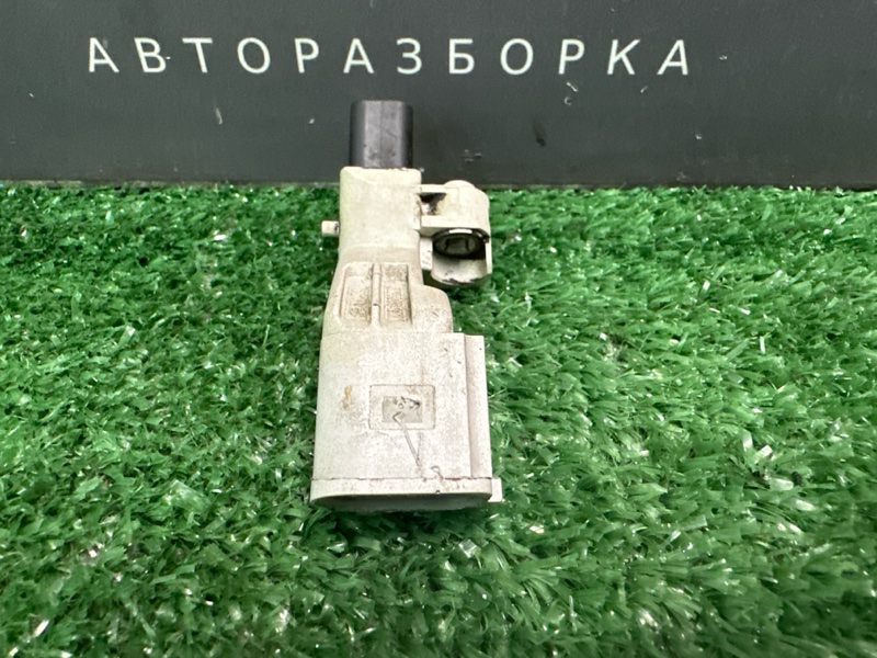 Датчик положения коленвала Skoda Yeti 2011