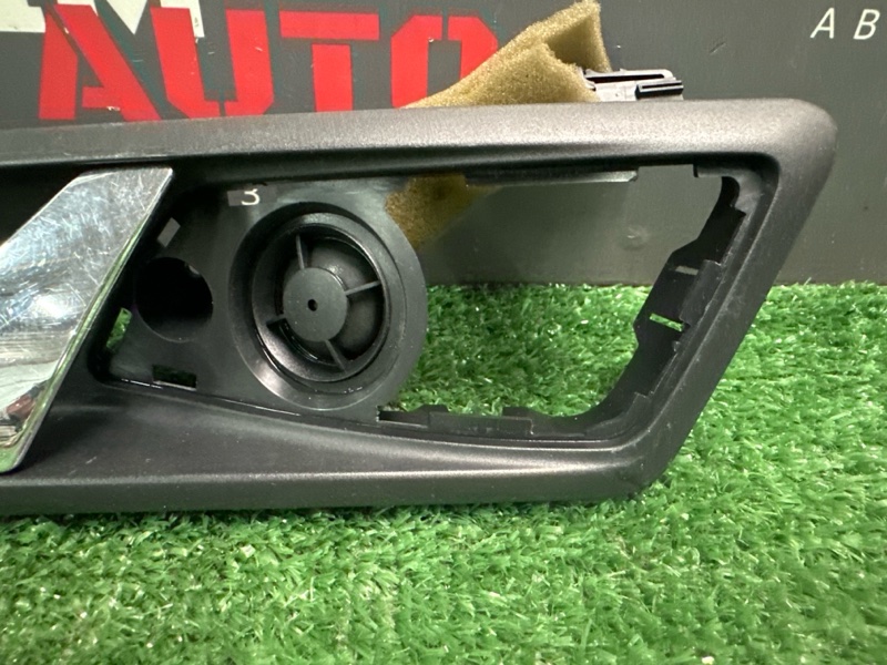 Ручка двери внутренняя Skoda Yeti 2011