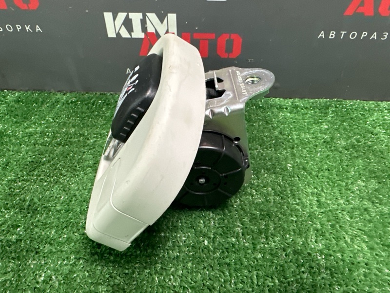 Ремень безопасности задний центр Skoda Yeti 2011