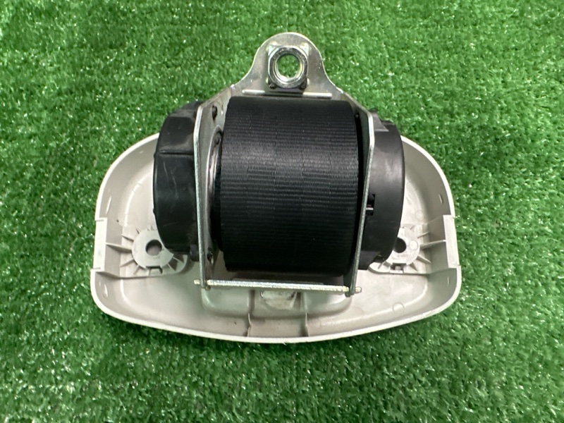 Ремень безопасности задний центр Skoda Yeti 2011