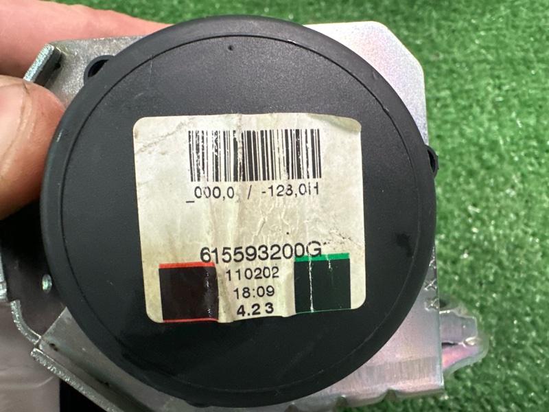 Ремень безопасности задний центр Skoda Yeti 2011