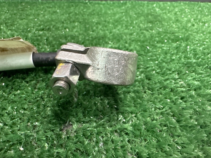 Минусовая клемма АКБ Skoda Yeti 2011