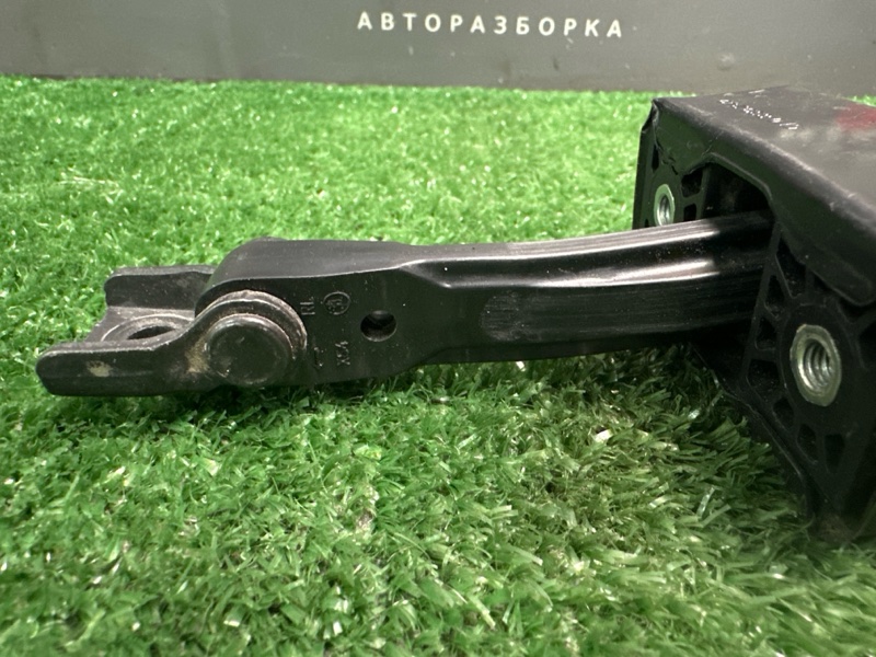 Ограничитель двери Skoda Yeti 2011