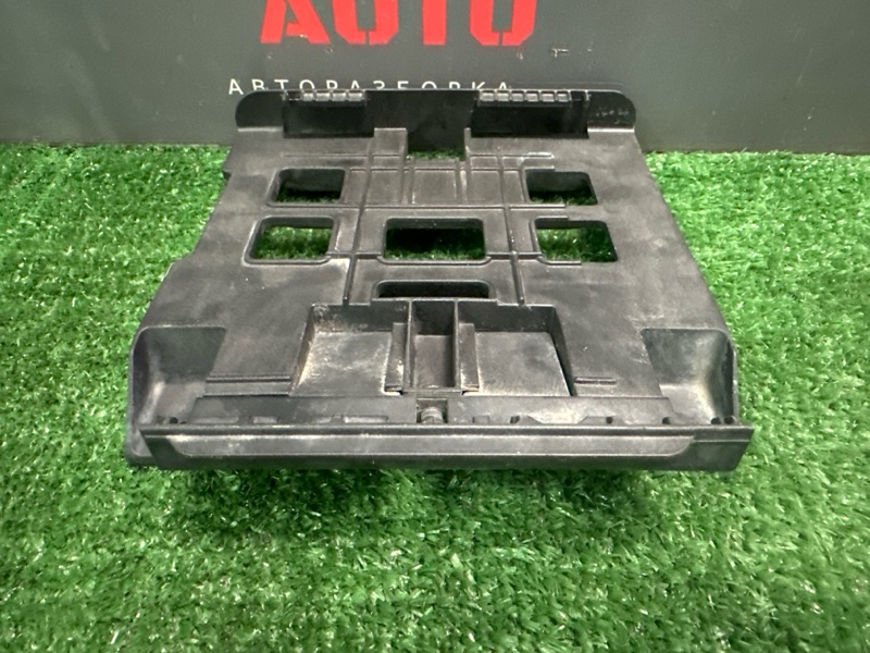 Кронштейн блока управления двигателем Skoda Yeti 2011