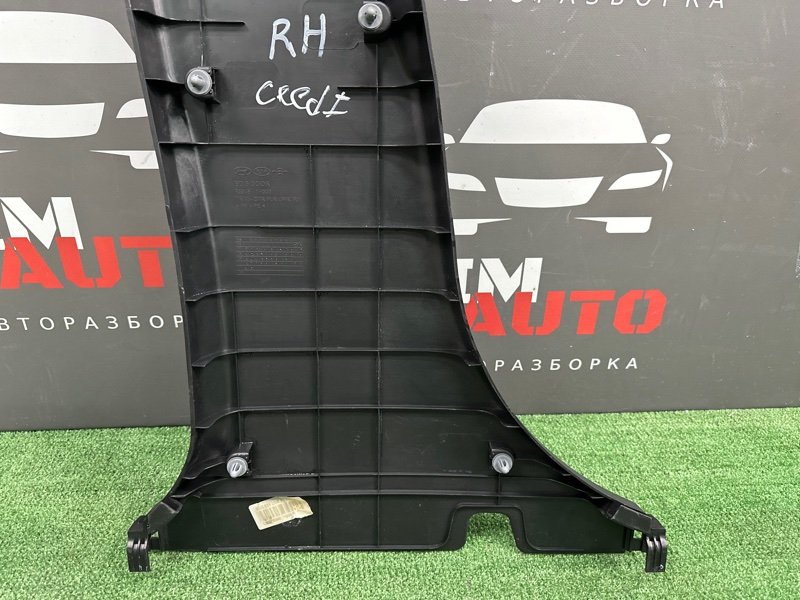 Накладка центральной стойки нижняя Kia Ceed SW 2010 ED